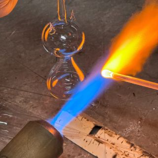 🎨 Zažijte léto jinak – s rukama od barev a srdcem ve skle! Prázdniny jsou ideální čas na nové zážitky – a právě u nás v...