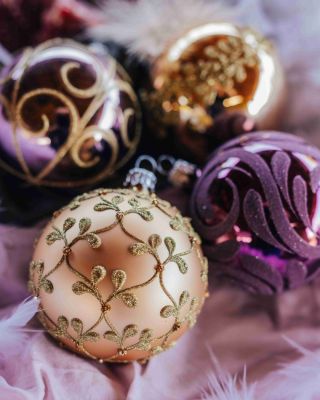 💜✨ Noblesní fialovozlatá - nová kolekce spojuje fialový mat, zlatý lak a jemné reliéfy. Elegantní ozdoby, které vyniknou...